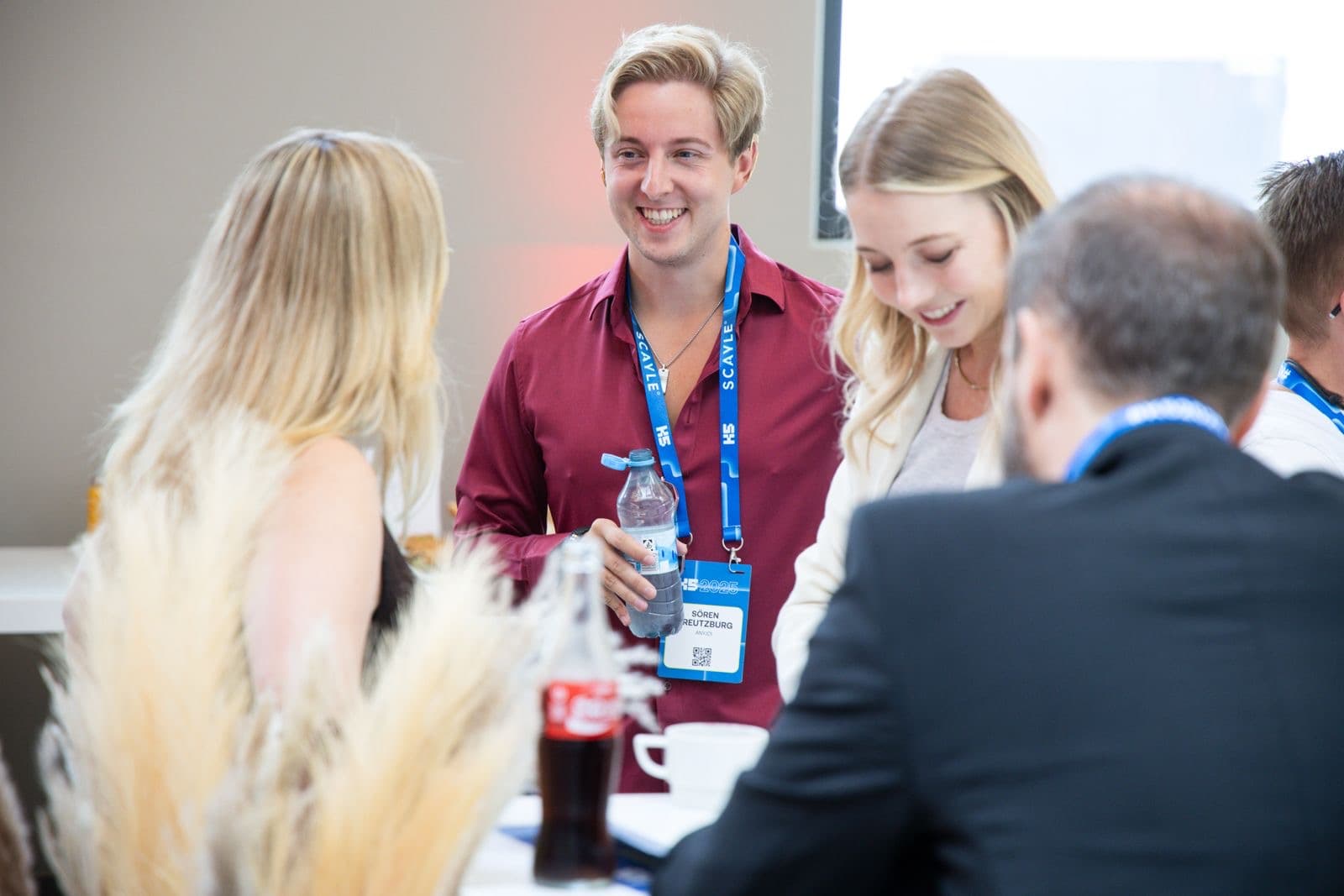 Sören Creutzburg speaking with attendees at K5